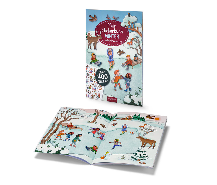 Zwei Bücher mit Illustrationen von Winterlandschaften und Kindern, die im Schnee spielen. Ein Buch ist geschlossen und das andere offen. Zu sehen ist das "Mein Stickerbuch »Winter«".
