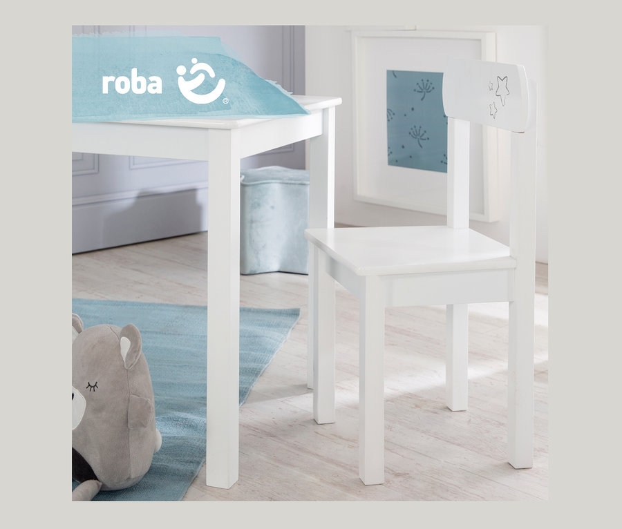 Weiße roba Kindersitzgruppe »Little Stars« mit Sternenmotiven, blauer Teppich und Plüschbär.