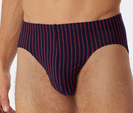 Mann trägt SCHIESSER Supermini mit Bio-Baumwolle, rot.