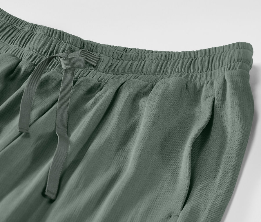 Detailansicht von 2 Kinder-Sportshorts mit Kordelzug und Tasche.