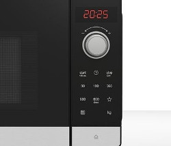 Detailaufnahme einer schwarzen Mikrowelle mit Edelstahldetails und einer Digitalanzeige, die die Uhrzeit 20:25 anzeigt. Zu sehen ist die Bosch Mikrowelle »FFL023MS2«.