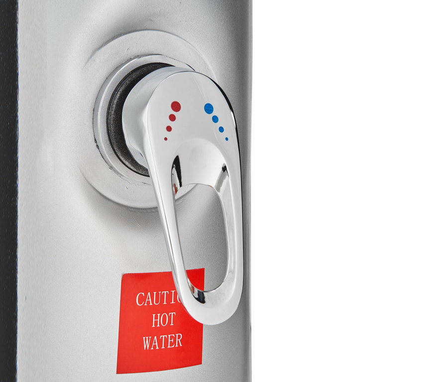 Nahaufnahme des Mischbatterie-Hahns einer Solardusche mit roten und blauen Punkten und rotem Warnaufkleber 'CAUTION HOT WATER'.