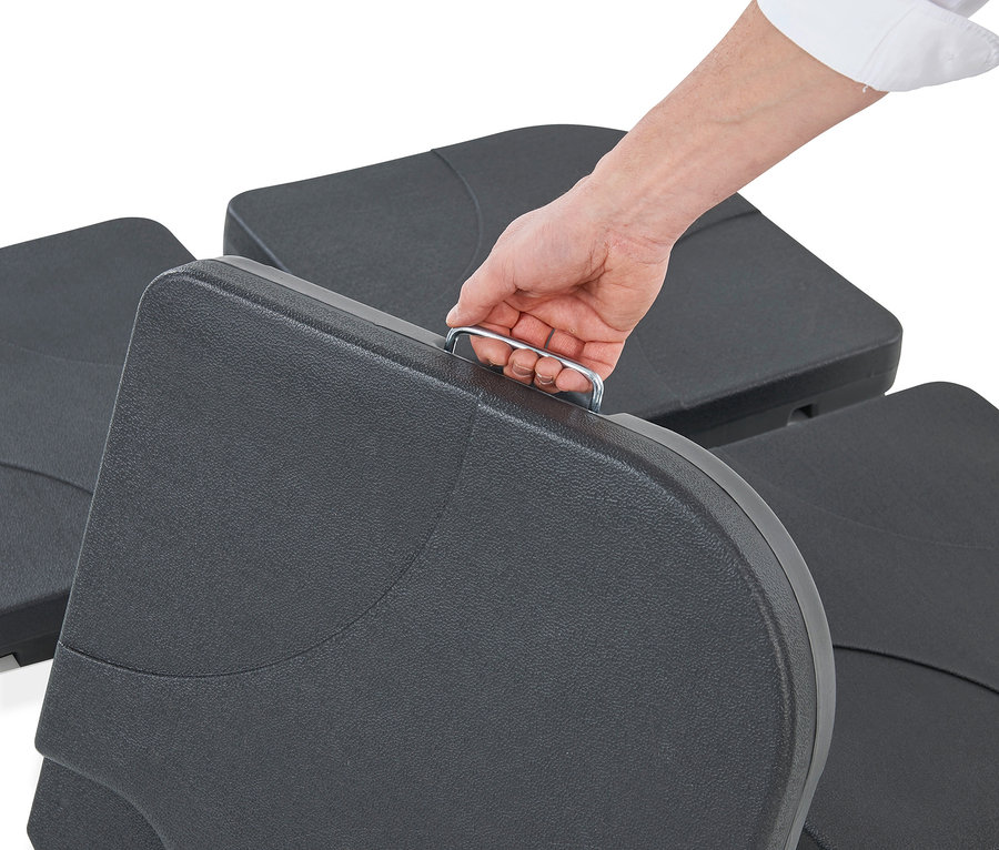 Eine Hand hält ein Leco 4er-Plattenset für Stahlkreuzständer.