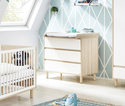 Ein Kinderzimmer mit einem Kinderbett, der Pinolino Wickelkommode »Flow« breit und einem Schrank.