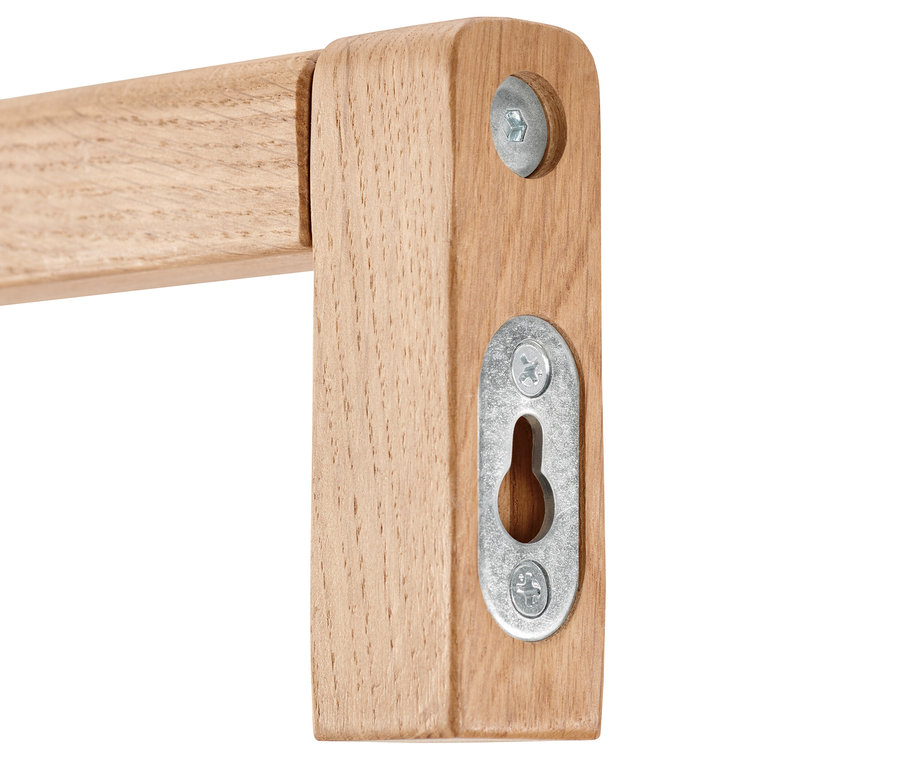 Detailaufnahme eines Garderobenständers aus Holz.