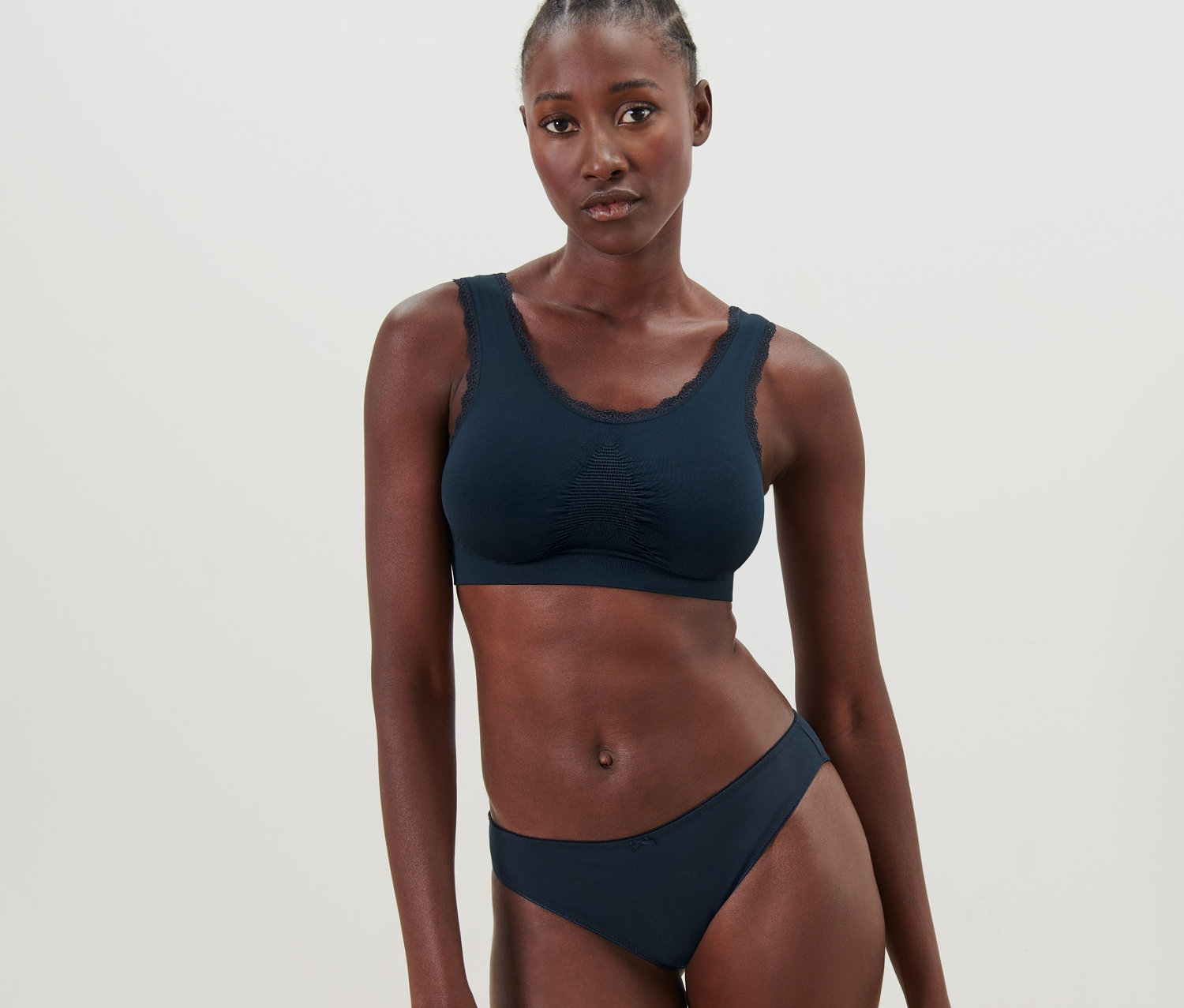 Frau posiert in blauem Seamless-Bustier.