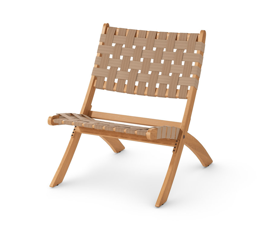 Ein zusammenklappbarer Loungesessel mit Holzrahmen und gewebter Sitzfläche.