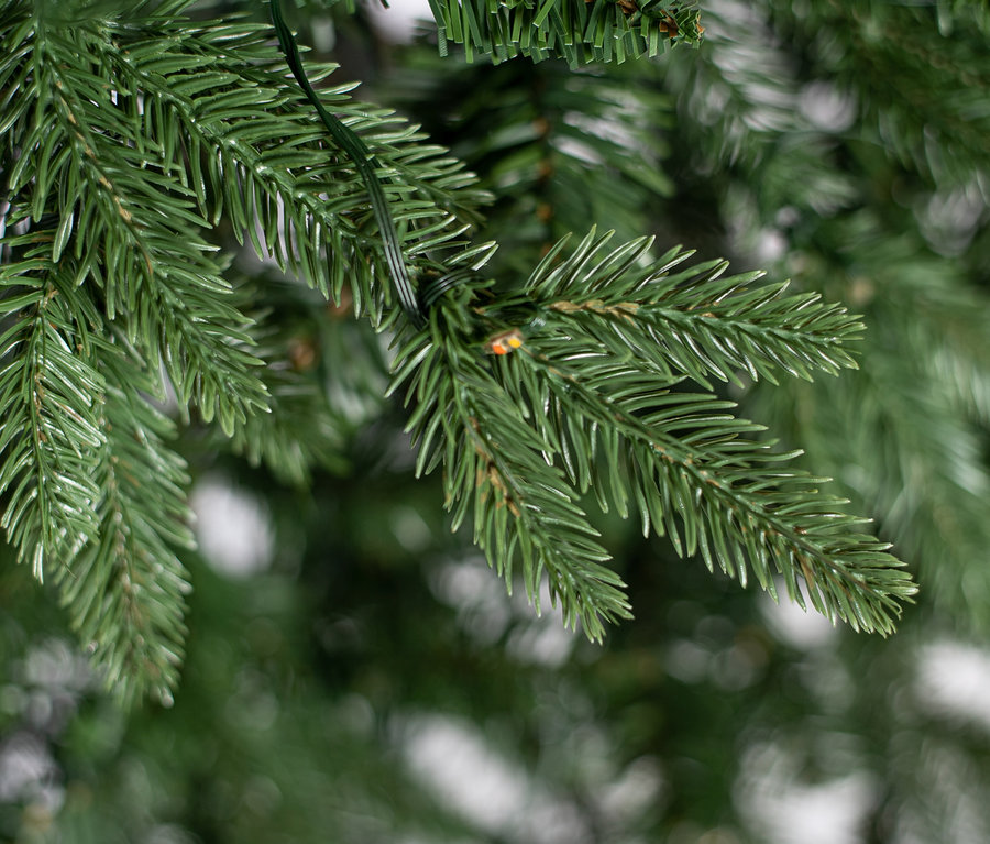 Nahaufnahme von Zweigen der LED-Tanne »Sherwood«, 150 cm.