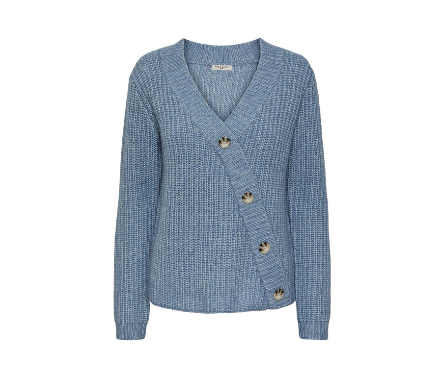 Hellblauer Grobstrick-Cardigan mit Knöpfen.