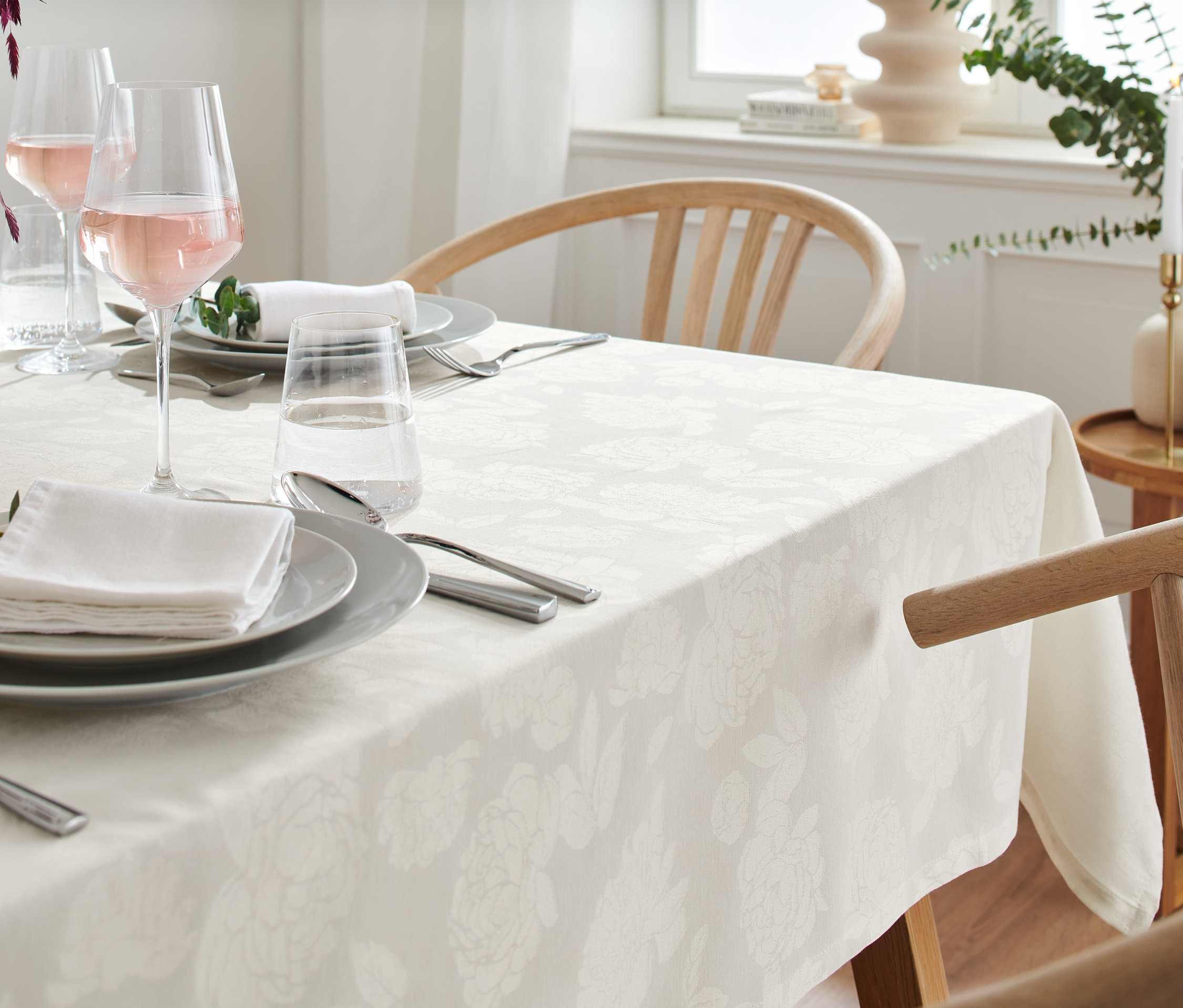 Gedeckter Tisch mit Jacquard-Tischdecke, 145 x 255 cm und Jacquard-Tischdecke, Normalgröße, 140 x 180 cm.