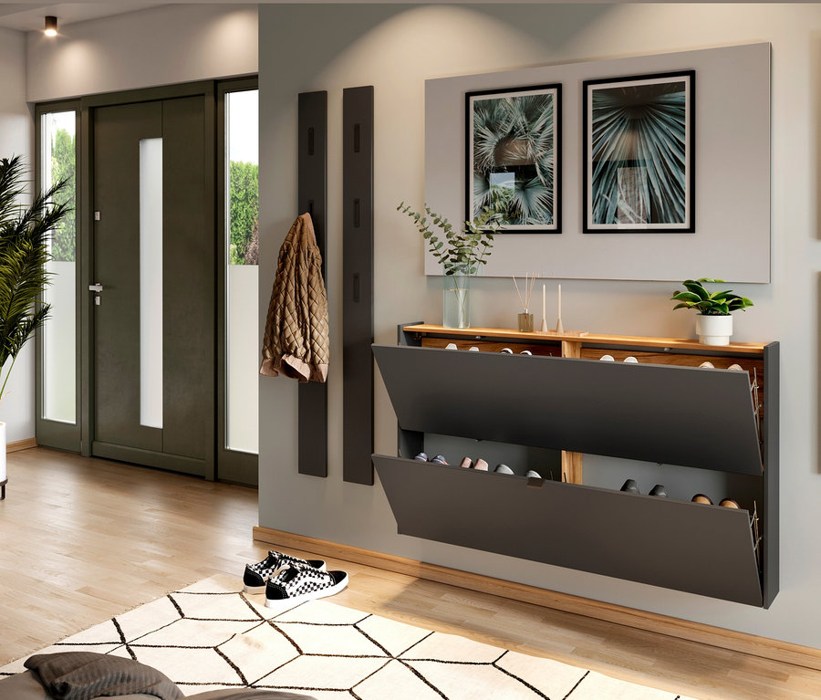 Eingangsbereich mit graphit/eichefarbenem Schuhkipper »Aalborg«, der geöffnet und mit Schuhen gefüllt ist.