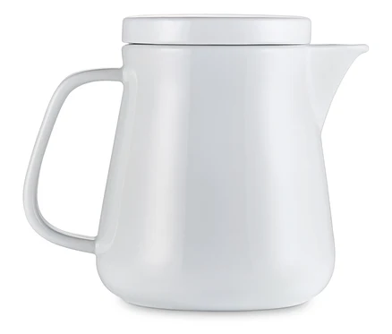 Weißer Kaffeebereiter aus Keramik.