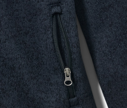 Detailansicht einer Kinder-Strickfleecejacke mit Reißverschlusstasche.