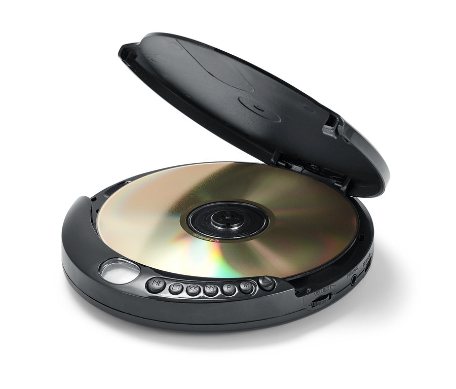 Ein schwarzer, tragbarer CD-Player mit geöffnetem Deckel und eingelegter CD.