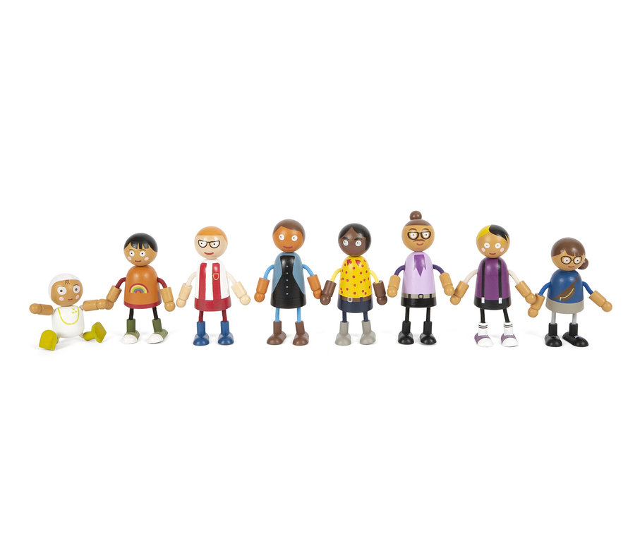 Reihe von acht hölzernen Biegepuppen der Familie small foot mit Baby.