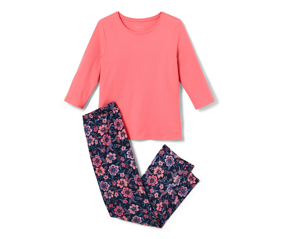 Rosa Pyjama mit geblümter Hose.