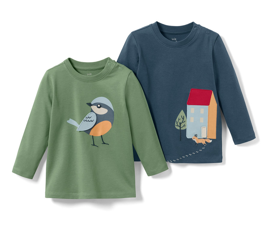 Zwei Langarmshirts: ein grünes mit Vogel, ein blaues mit Haus.