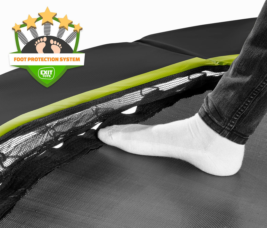 Ein Fuß in einer weißen Socke steht auf einem schwarzen EXIT Bodentrampolin "Silhouette sports" mit einem Durchmesser von ca. 427 cm.