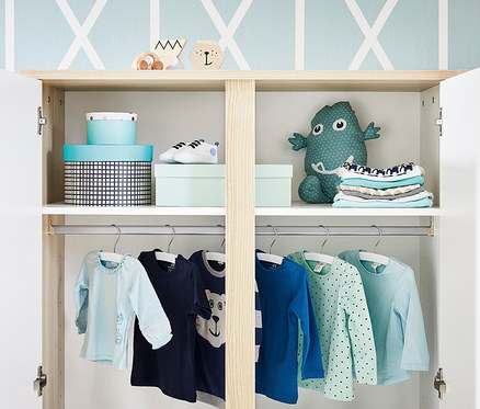 Offener Schrank mit Babyboxen, Schuhen und Kleidung, inklusive 3-teiligem, großen Pinolino Set »Flow« breit.