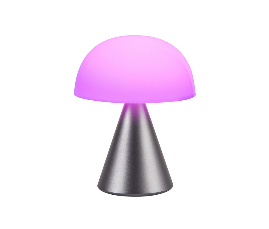 Pilzförmige Tischleuchte mit violettem Licht. Die anthrazitfarbene LEXON LED-Akku-Tischleuchte »Mina L« steht auf einem weißen Untergrund.