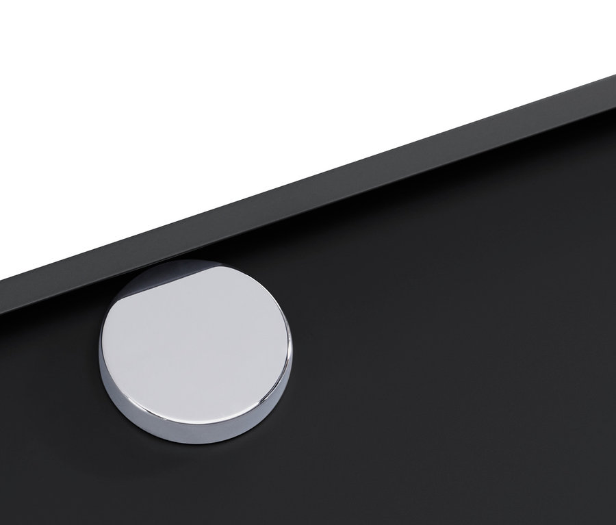 Detailansicht eines schwarzen CN3 Sideboards mit einem runden, silberfarbenen Griff.