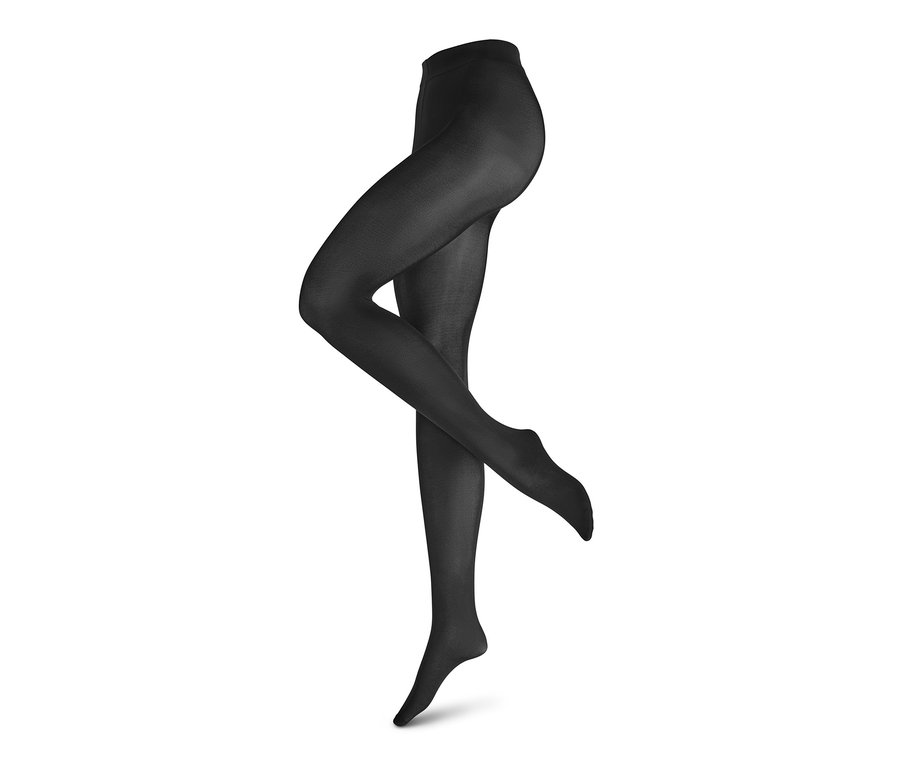 Beine, die eine schwarze, durchsichtige 2 Paar Feinstrumpfhosen, 40 den tragen.