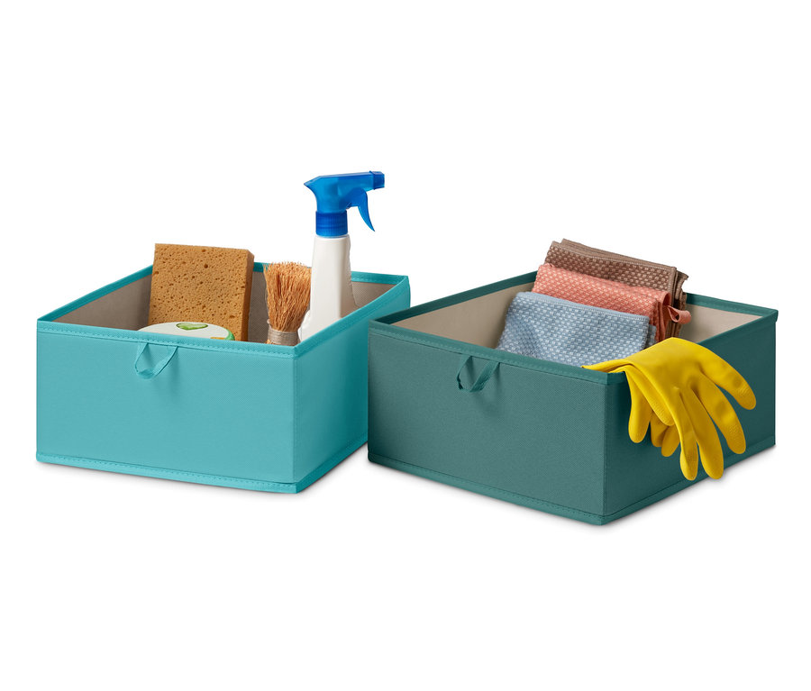 Zwei große Schubladen-Ordnungsboxen, eine blaue mit Reinigungsmitteln und eine grüne mit Tüchern und Handschuhen.