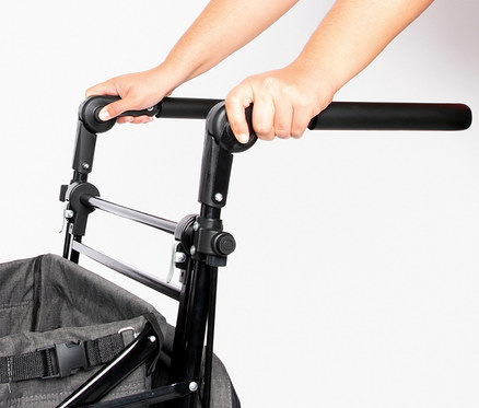 Hände schieben Pinolino Klappbollerwagen Add Plus.