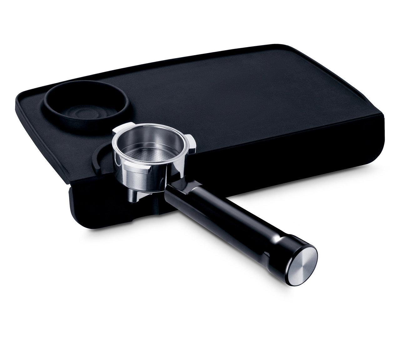 Eine schwarze Tampermatte und ein silberner Kaffeefilter.