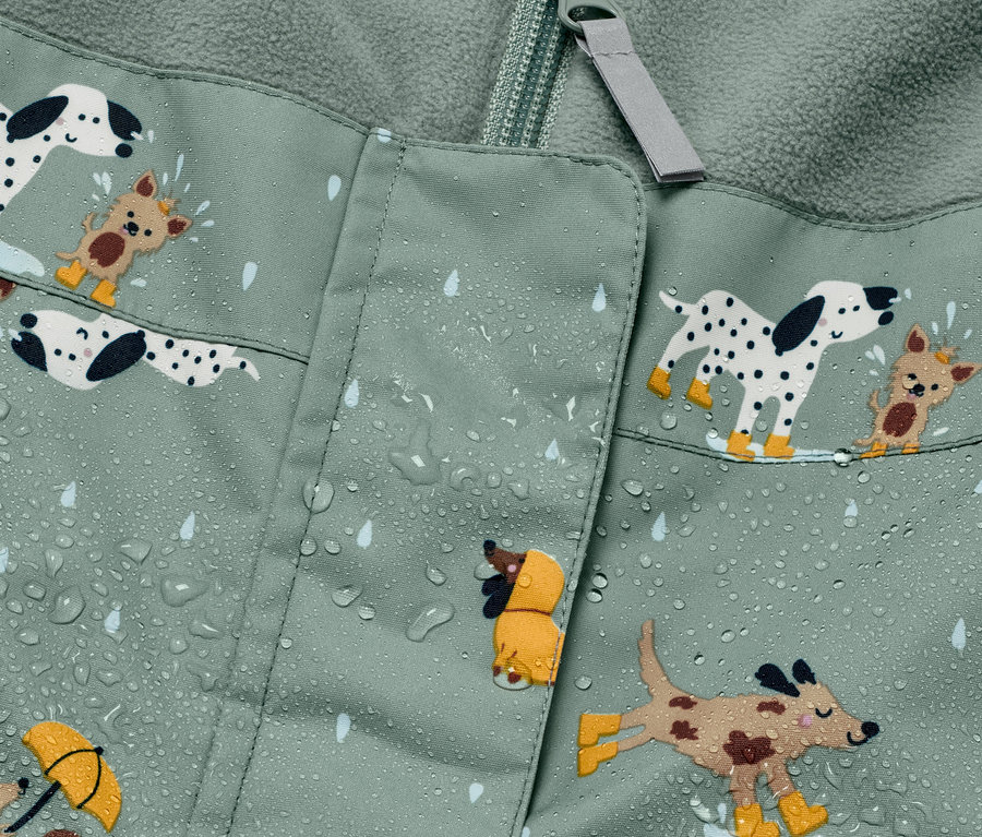 Detail einer Kinder-Thermo-Regenhose mit Hunde- und Regentropfenmuster.