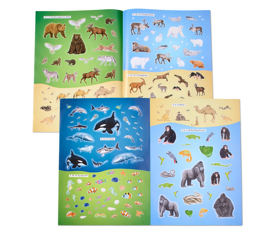 Geöffnete Stickerbücher mit Illustrationen von Tieren aus verschiedenen Lebensräumen.