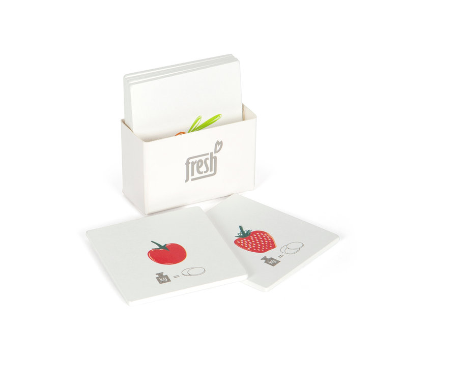 Karten mit Abbildungen einer Tomate und einer Erdbeere und eine Schachtel small foot Waage »fresh«.