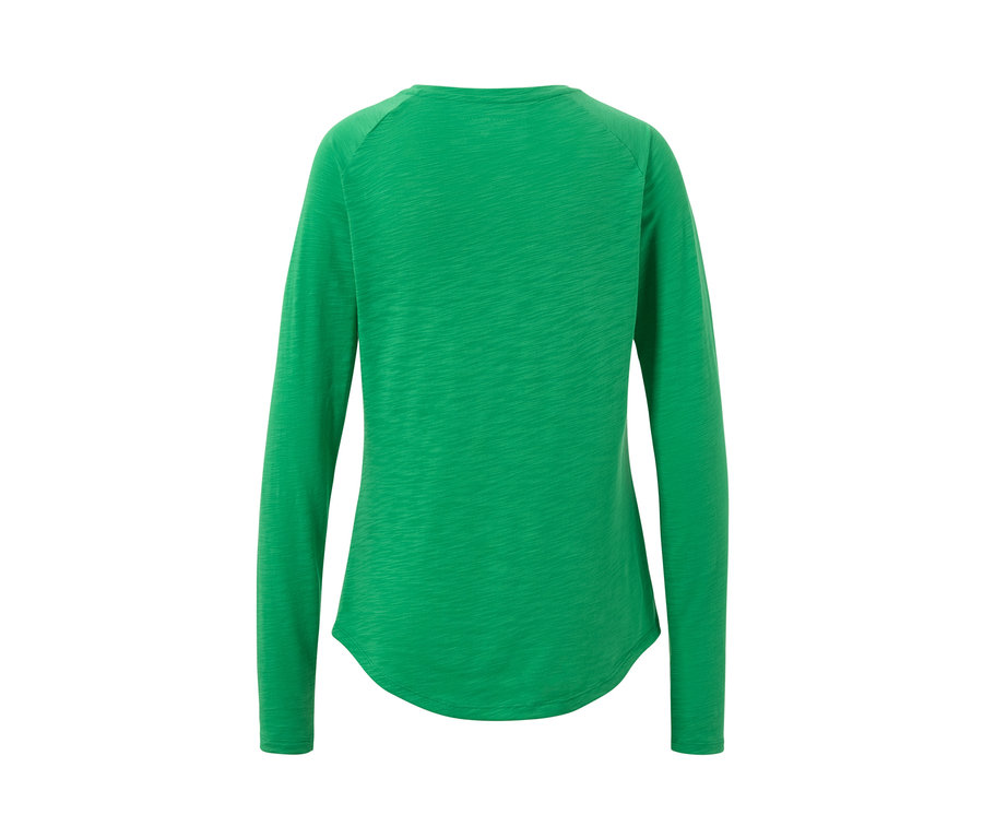 Grünes Langarm-Sportshirt.