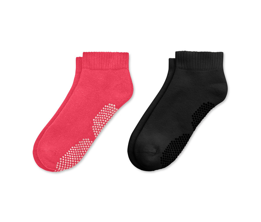 Zwei Paar Yogasocken, ein Paar schwarz und ein Paar pink.