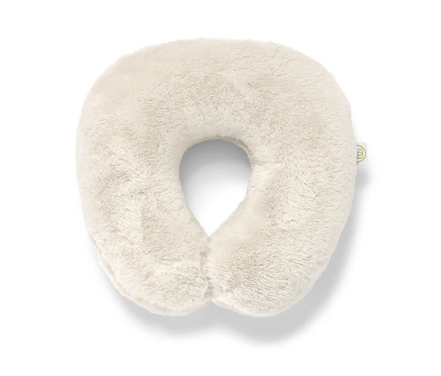 Ein Memory-Foam-Nackenkissen in Creme.