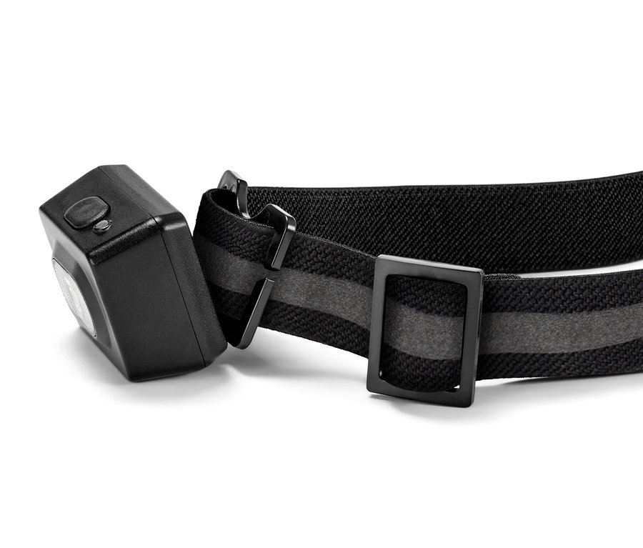 Detail einer schwarzen Stirnlampe mit verstellbarem Gurt.