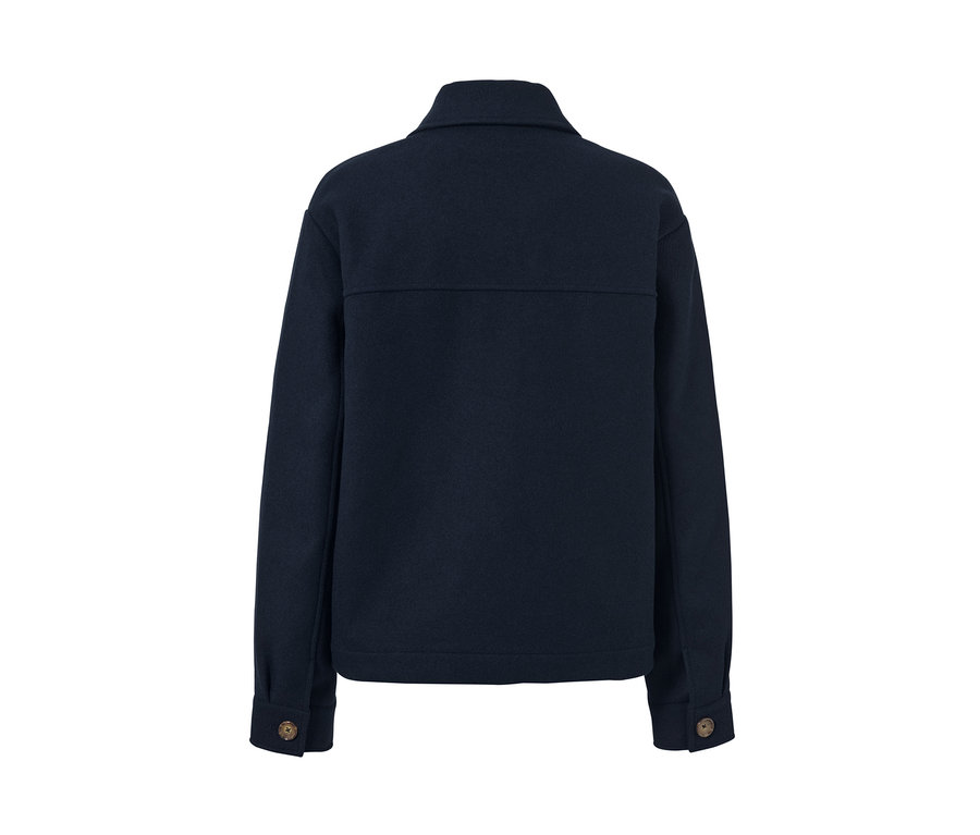 Eine kurze, dunkelblaue Übergangsjacke von hinten.