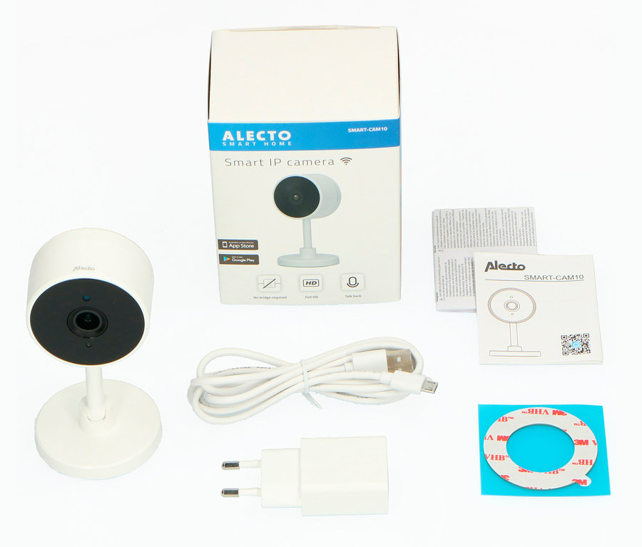 Eine weiße Alecto Smart Home Kamera mit Zubehör auf weißem Hintergrund.