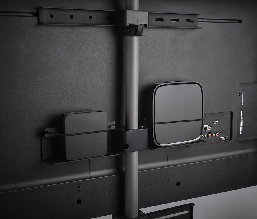 Detail der Rückseite eines Fernsehers, der an einem ONE FOR ALL Universal-TV-Ständer »Quadpod WM7476« befestigt ist.