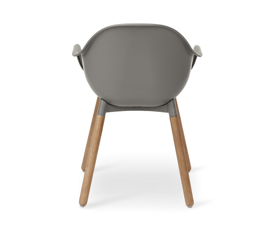 Rückansicht eines grauen Schalenstuhls mit Holzbeinen.
