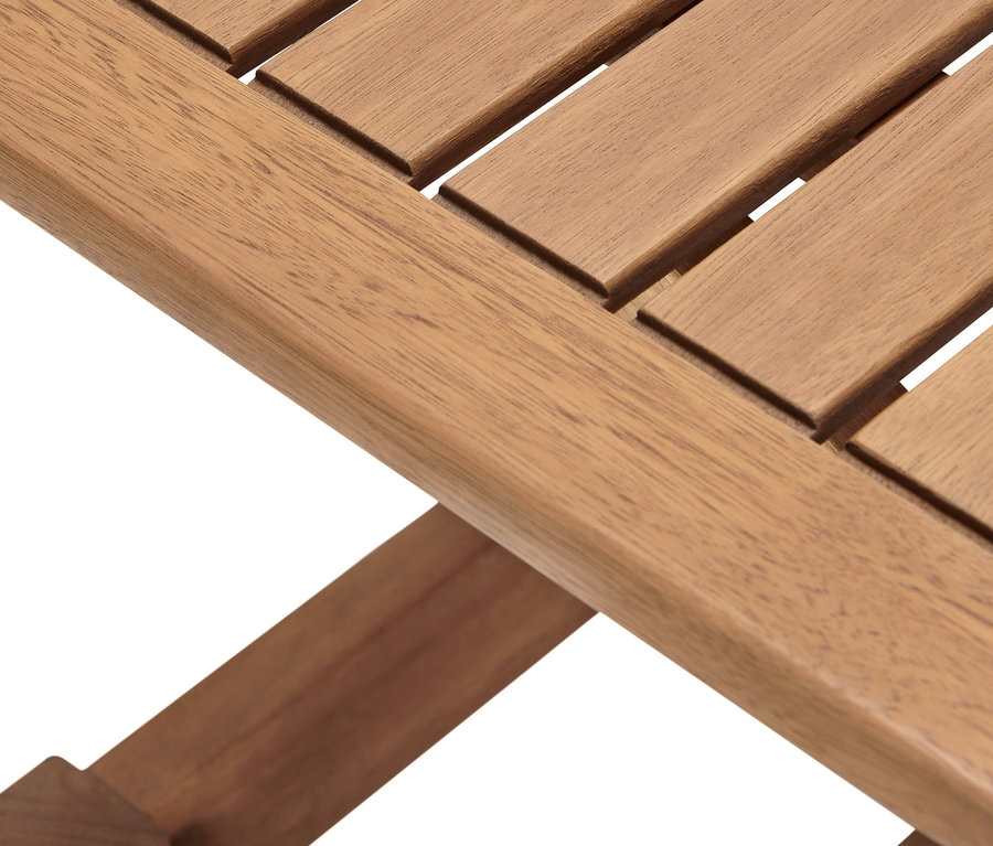 Detailansicht eines Couchtischs »Lenja« mit höhenverstellbarer Tischplatte, die aus einer Holzplatte mit Lamellen besteht.