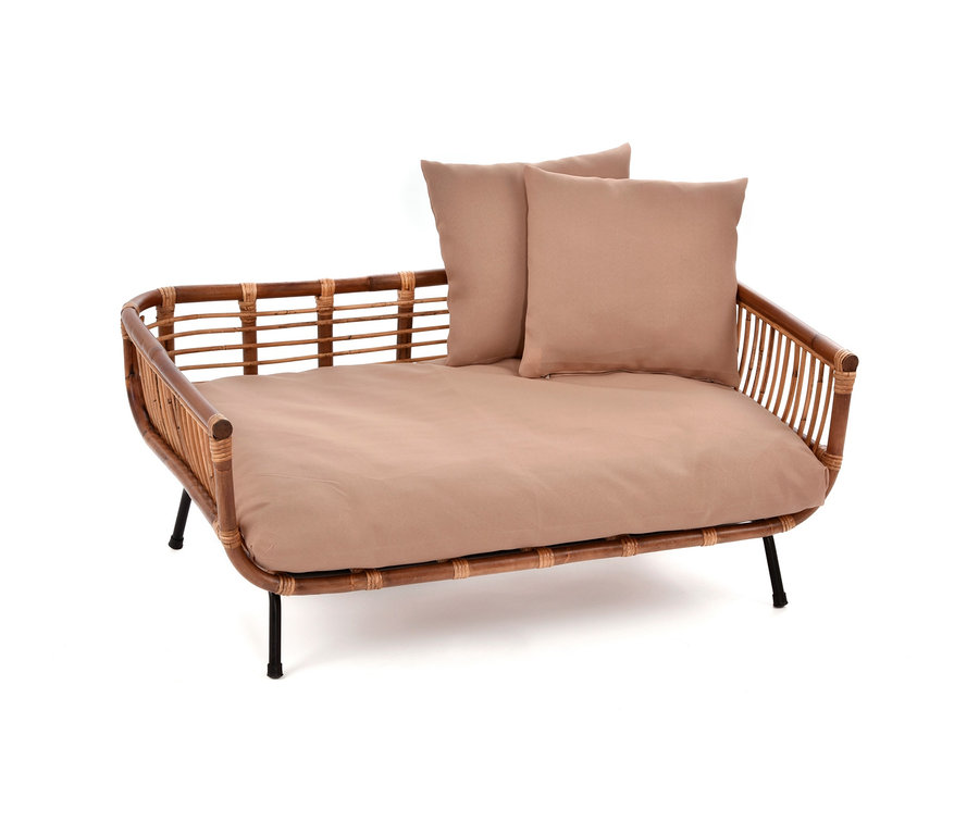 Heimtier-Rattansofa »Fay« mit beigen Kissen.