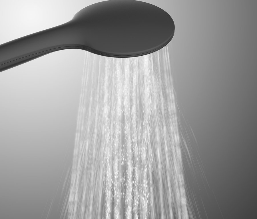 Wasser fließt aus dem schwarzen Duschkopf des Stangenbrause-Sets „Raven“.