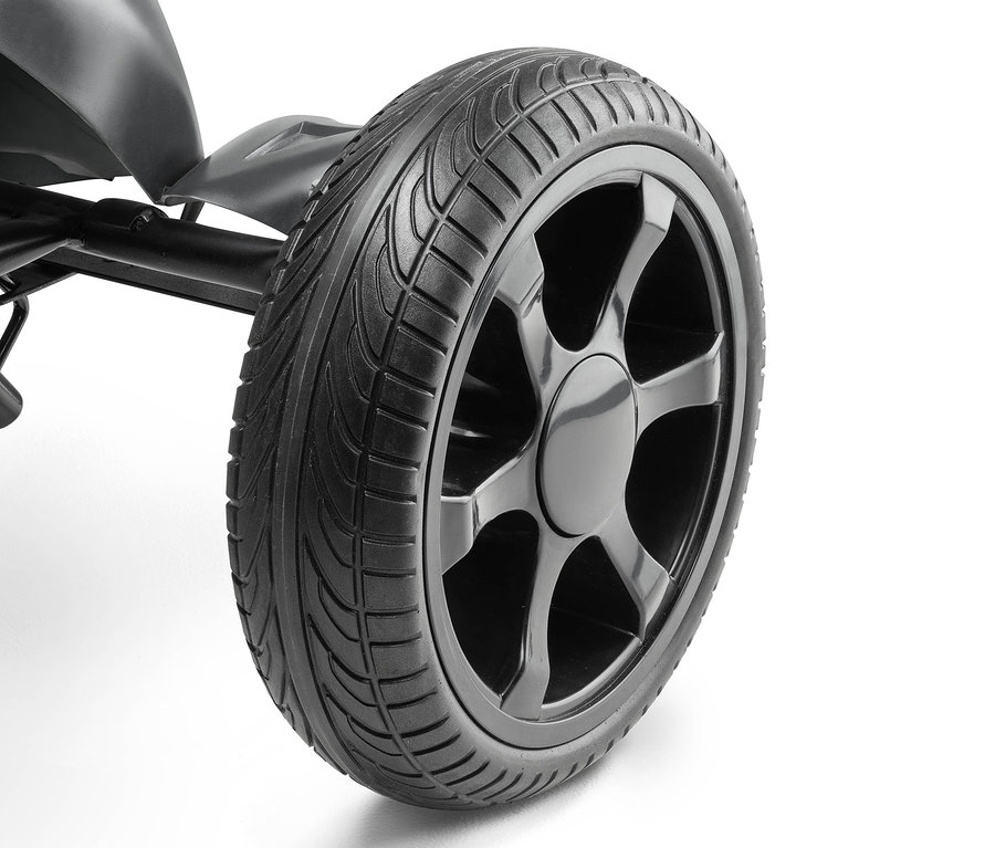 Detailaufnahme eines schwarzen Xootz Gokart »Venom« Rades auf weißem Hintergrund.