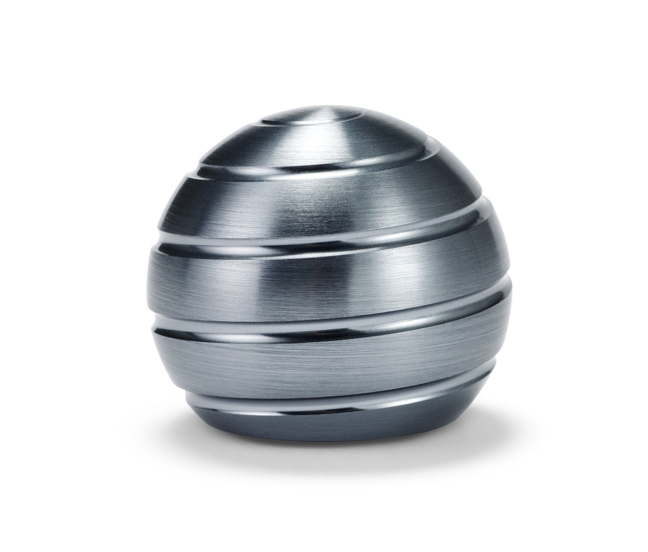 Ein silberner Mezmoglobe® Spinner auf weißem Hintergrund.