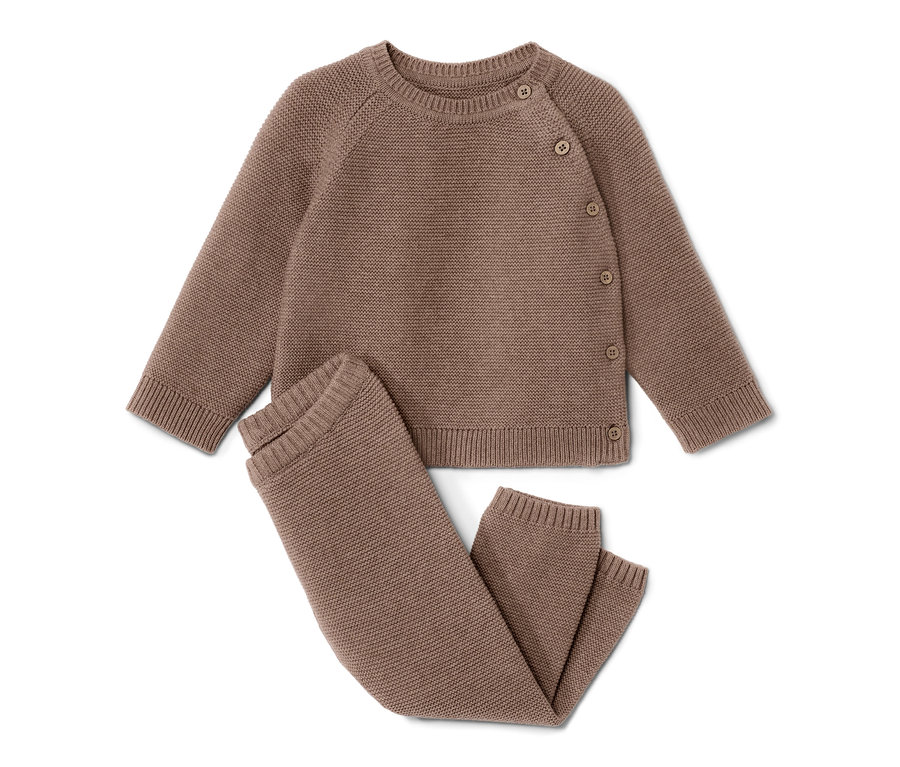 Ein braunes Baby-Strickkombi mit Knöpfen.