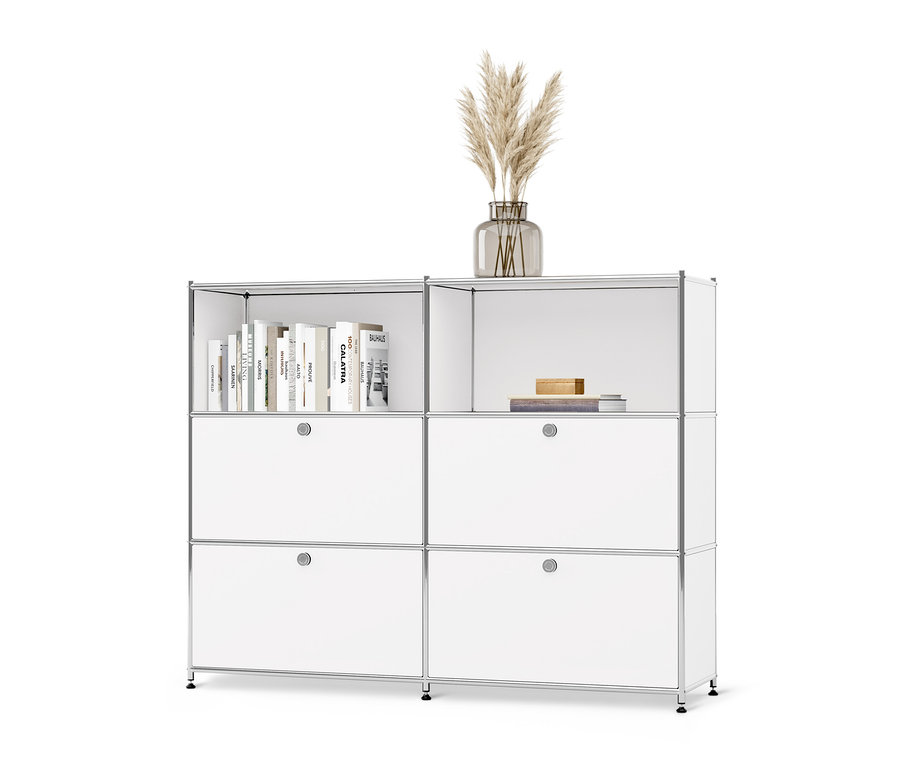 Weiße Kommode Metall »CN3« mit versetzbaren Klappenfächern, darauf eine Vase mit Gras und Bücher.