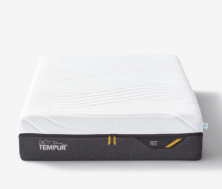 Eine einzelne, mittelfeste, weiße Tempur Pro CoolQuilt Matratze liegt vor einem weißen Hintergrund.