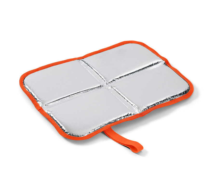Ein faltbares Sitzkissen mit silberner Oberfläche und orangefarbenem Rand.