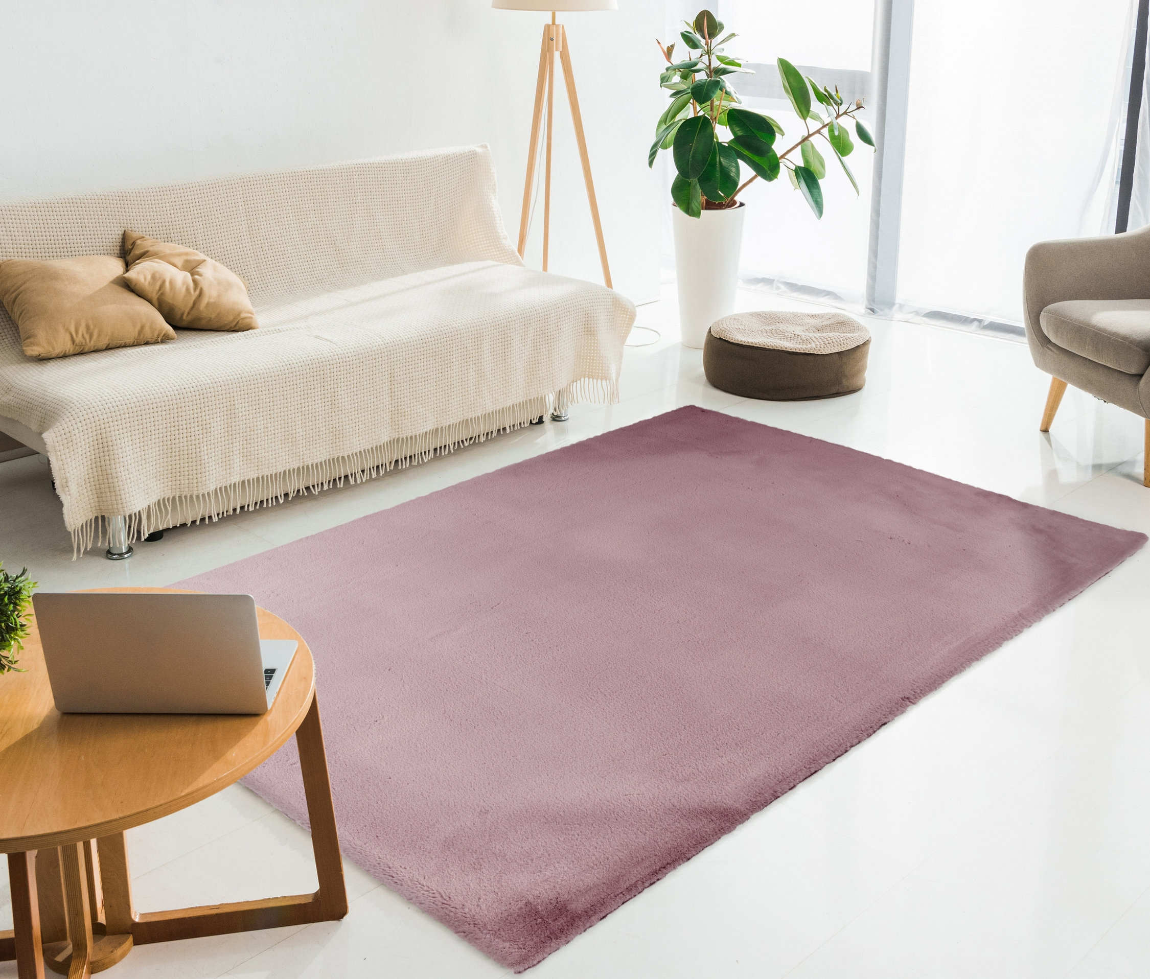 Wohnzimmer mit beigem Sofa, Holztisch mit Laptop und lila Kayoom Hochflorteppich "Rabbit Light 525".
